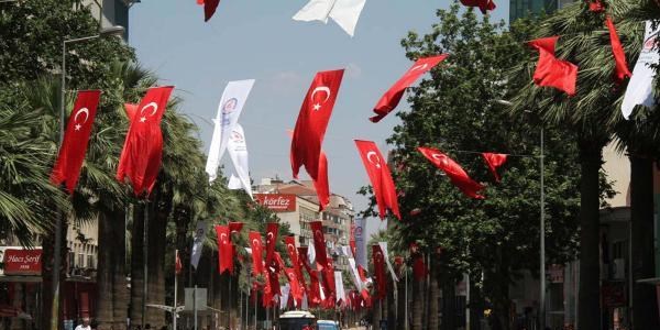 Belediye Bakan Zolan, Denizli'yi bayraklarla donatt