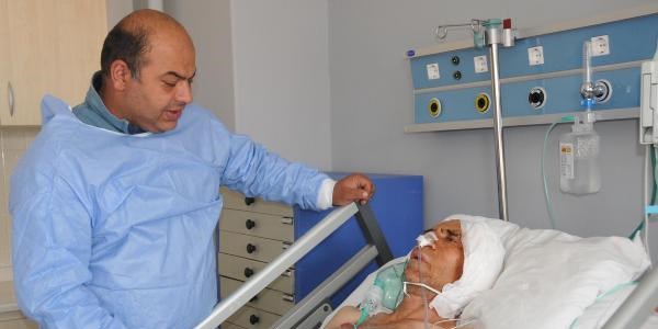 Öldü numarası yaparak ayıdan kurtuldu