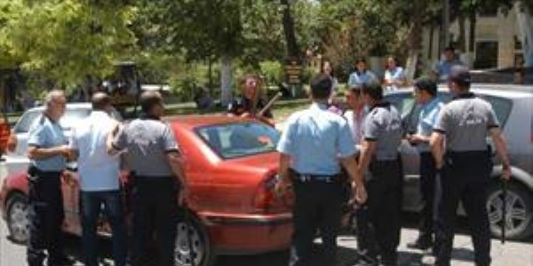 Gaziantep'te belediye önünde arbede: 6 gözaltı