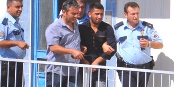 Kızını gördü, çatıdan indi