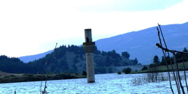 Su altında kalan köy camisinin minaresi Buldan Barajı'nın simgesi oldu