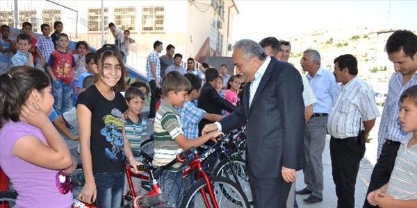 Fakıbaba, başarılı öğrencilere bisiklet hediye etti