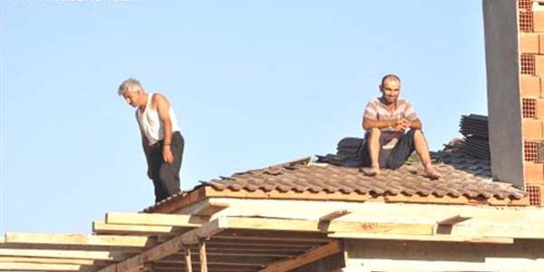 Paralarını alamayan işçiler çatıda eylem yaptı