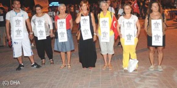 Deniz gözlüklü eylemciler polisi alarma geçirdi