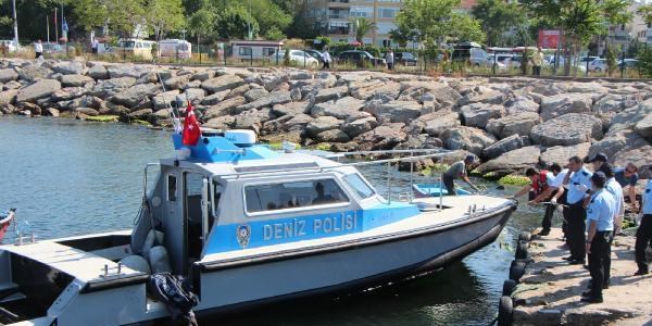 Kadıköy'de denizden erkek cesedi çıktı