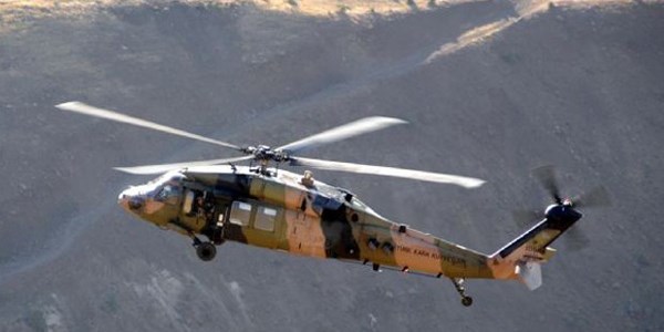 İçinde, komutanların bulunduğu helikoptere ateş açıldı