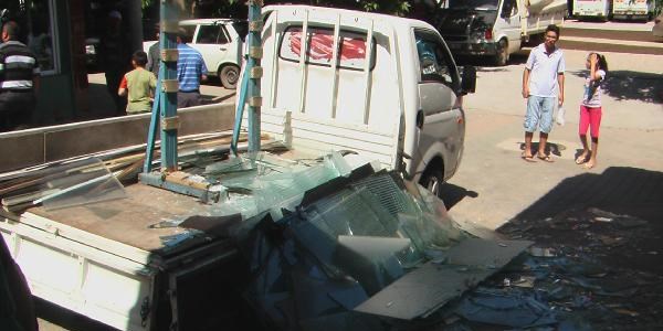 Üzerine cam devrilen çocuk hastanelik oldu
