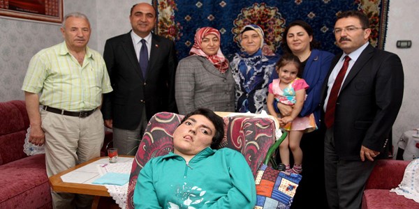 Kazandıkları tazminatı okul için bağışladılar