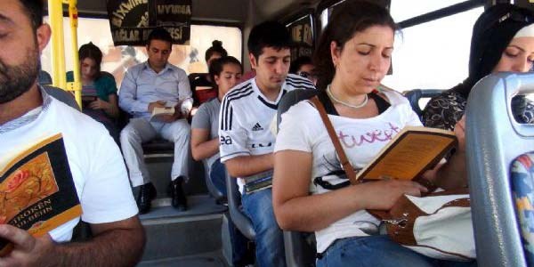 Belediye otobüsünde kitap okuma etkinliği