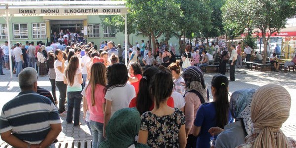 LYS'de kız aday izdihamı