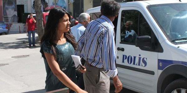 Kimliğini unutan öğrenciyi polisler sınava yetiştirdi