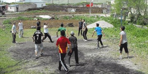 Kahvehanelere 'Voleybol'lu protesto