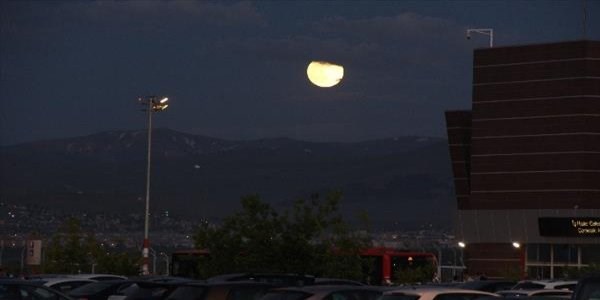 Erzurum'da dolunaylı gece