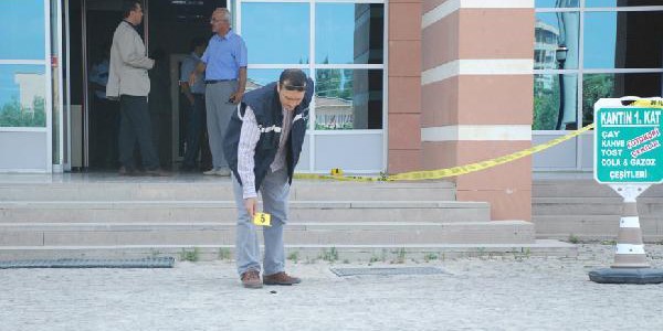 Adliye girişinde bıçaklı kavga: 1 ölü