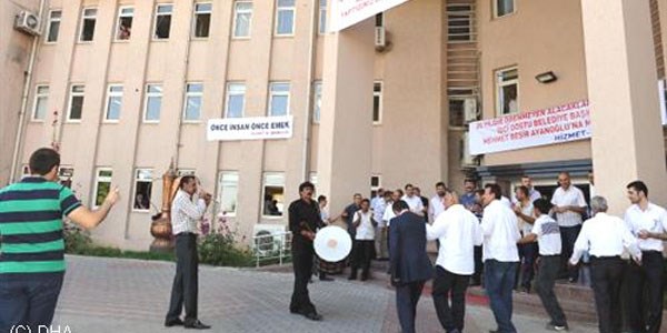 Belediye işçileri 25 yıl sonra aylıklarını tam aldı