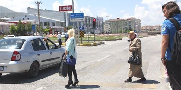 Hastane önündeki yaya geçidi fıkraları aratmıyor