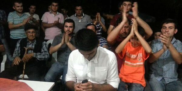 Sağlıkevini boşaltmayan imamı protesto ettiler