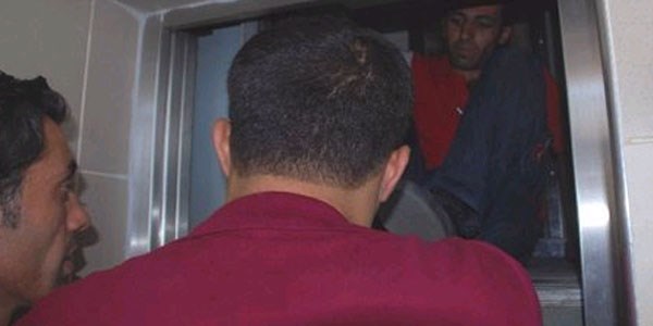 Valilikte asansörde mahsur kalan kurye kurtarıldı