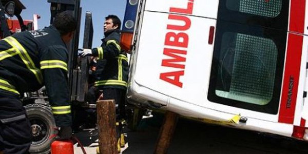 Hasta taşıyan ambulans devrildi: 5 yaralı