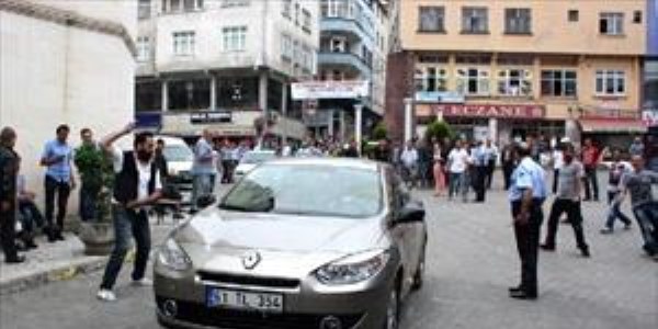 HES karşıtlarından, şirket yetkililerine yumurta
