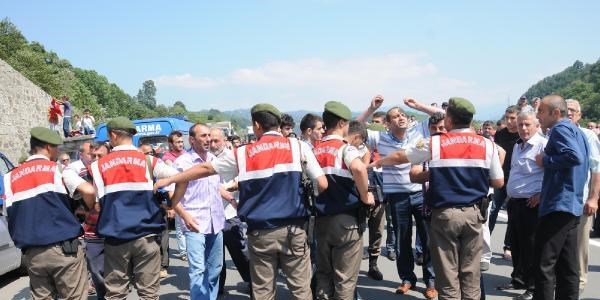 Köylüler karayolunu ulaşıma kapattı, arbede çıktı