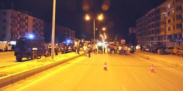 Trafik kazalarına isyan edip yolu kapattılar