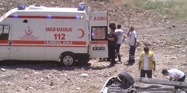 Besni'de otomobil şarampole devrildi: 3 yaralı