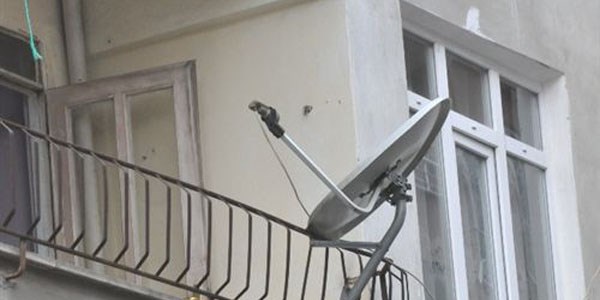 Balkondan düşen kadını çanak anten kurtardı