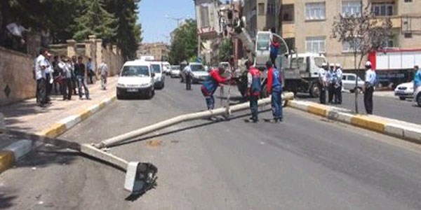 Beton mikserinin çarptığı direk minibüsün üzerine devrildi