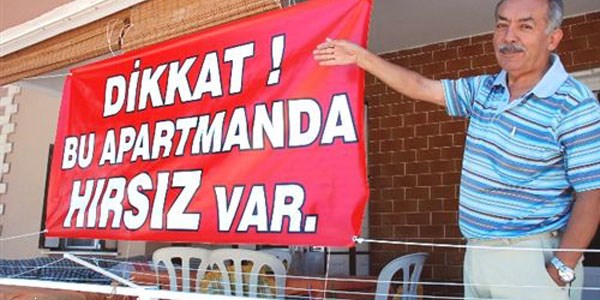 Komşu inadı pankart astırdı