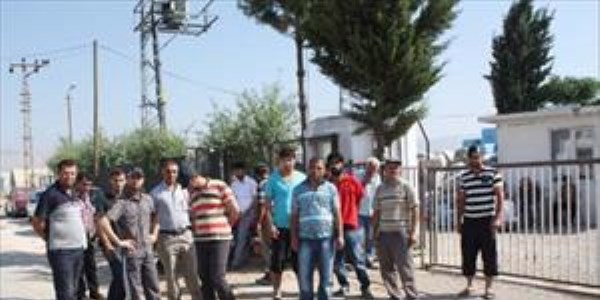 Hastane inşaatında çalışan işçiler işi bıraktı