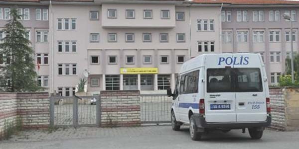 Okuldan anfi hırsızlığı