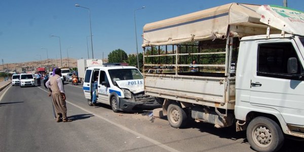 Polis aracı kaza yaptı: 2 yaralı