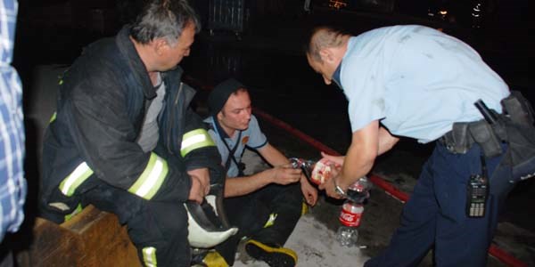 Dumanlardan etkilenen itfaiye erinin yardmna polis kotu