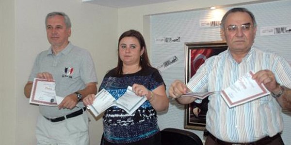 Mühendis ve mimarlar sembolik diplomalarını yırttı