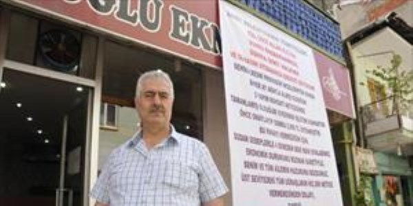 Ekmek fırını ruhsatı alamayınca, belediyeyi pankartla protesto etti