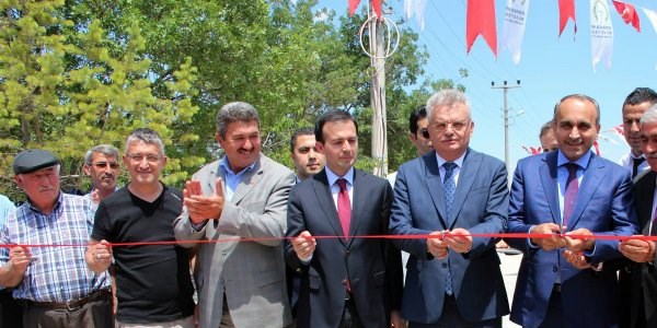 Vali, isminin verildiği caddenin açılışını yaptı