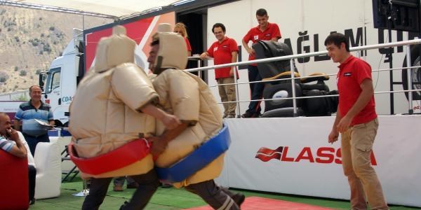 Kamyon şoförleri Sumo Güreşi yaptı