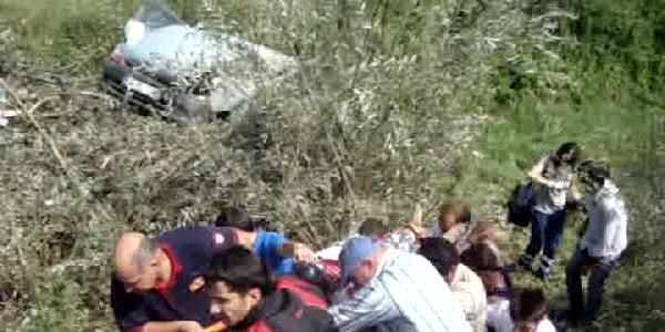 Tarlaya yuvarlanan otomobilde sürücünün eşi öldü, kendisi ve iki kızı yaralandı