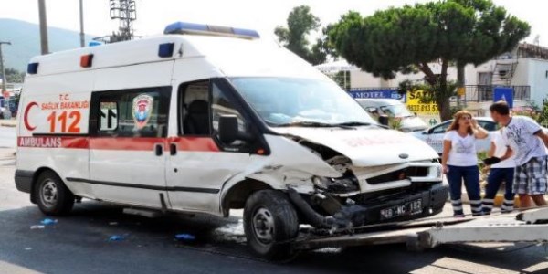 Otomobil ambulansla çarpıştı: 3 yaralı
