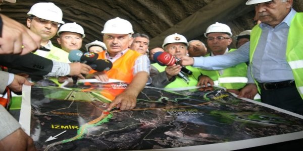 Ulaştırma Bakanı Yıldırım, iş makinasına bindi tünel açtı