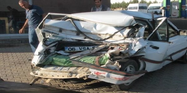Viranşehir'de kamyon otomobile çarptı: 5 yaralı
