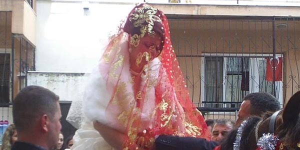 Altın fiyatlarındaki düşüş damat adaylarını sevindirdi