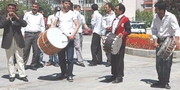 Yllarn gelenei davul Erzurum'da susacak