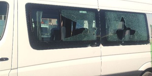 Polise kızdı aracının camlarını kırdı