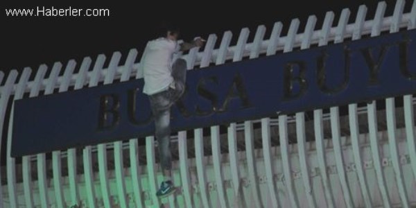 İntihara kalkışan genci polis son anda kurtardı