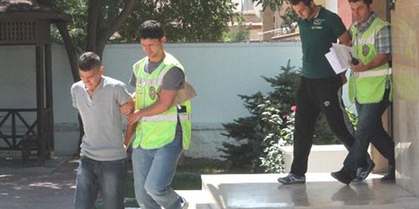 Gerçek diye sahte bilezikleri çaldılar
