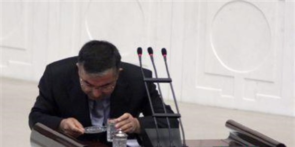 Genel Kurul'da konuşurken oruç kazası yaşadı