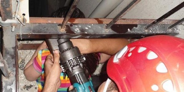 Başı demire sıkışan çocuğu itfaiye kurtardı