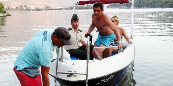 Ölüdeniz'de kaybolan turisti jandarma buldu